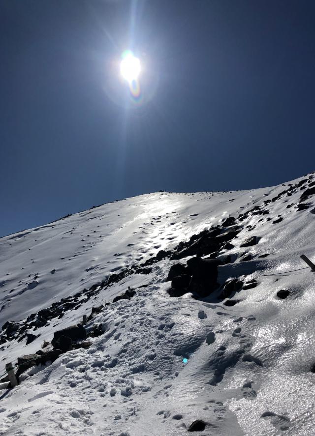 全面雪の剣ヶ峰登山道中間上部