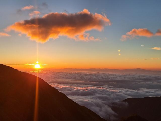 朝5時　日の出の様子。この一時間後には山頂はガスにつつまれ、富山側には不穏な雲が出てきました