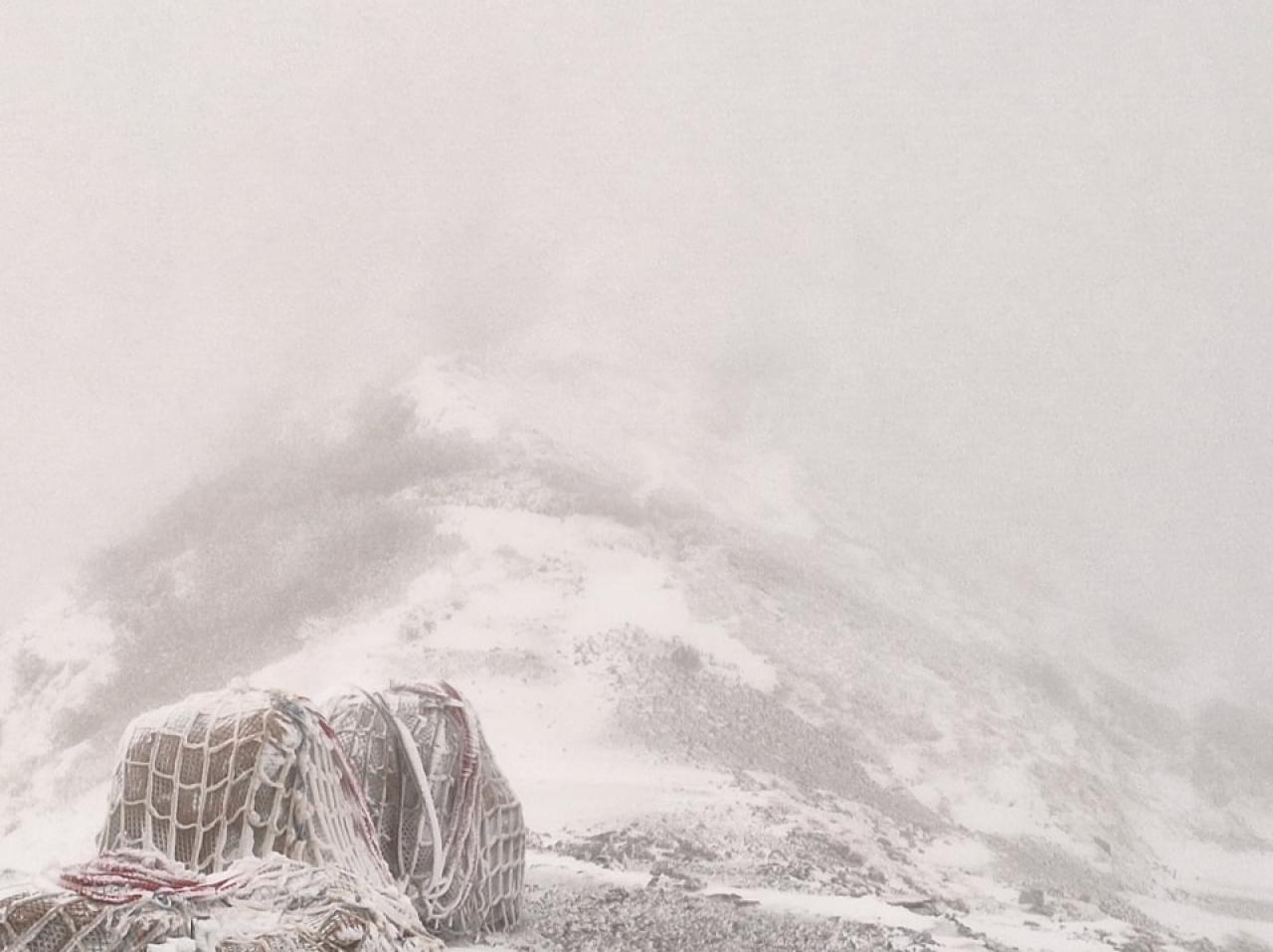 06:00  五竜岳への登り口。ここは、風が抜ける場所で雪が吹き飛ばされています