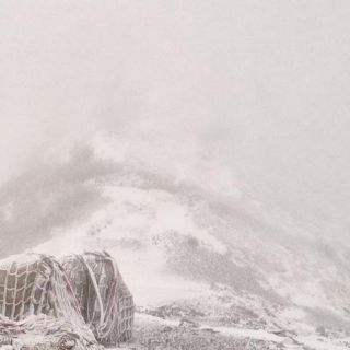 06:00  五竜岳への登り口。ここは、風が抜ける場所で雪が吹き飛ばされています