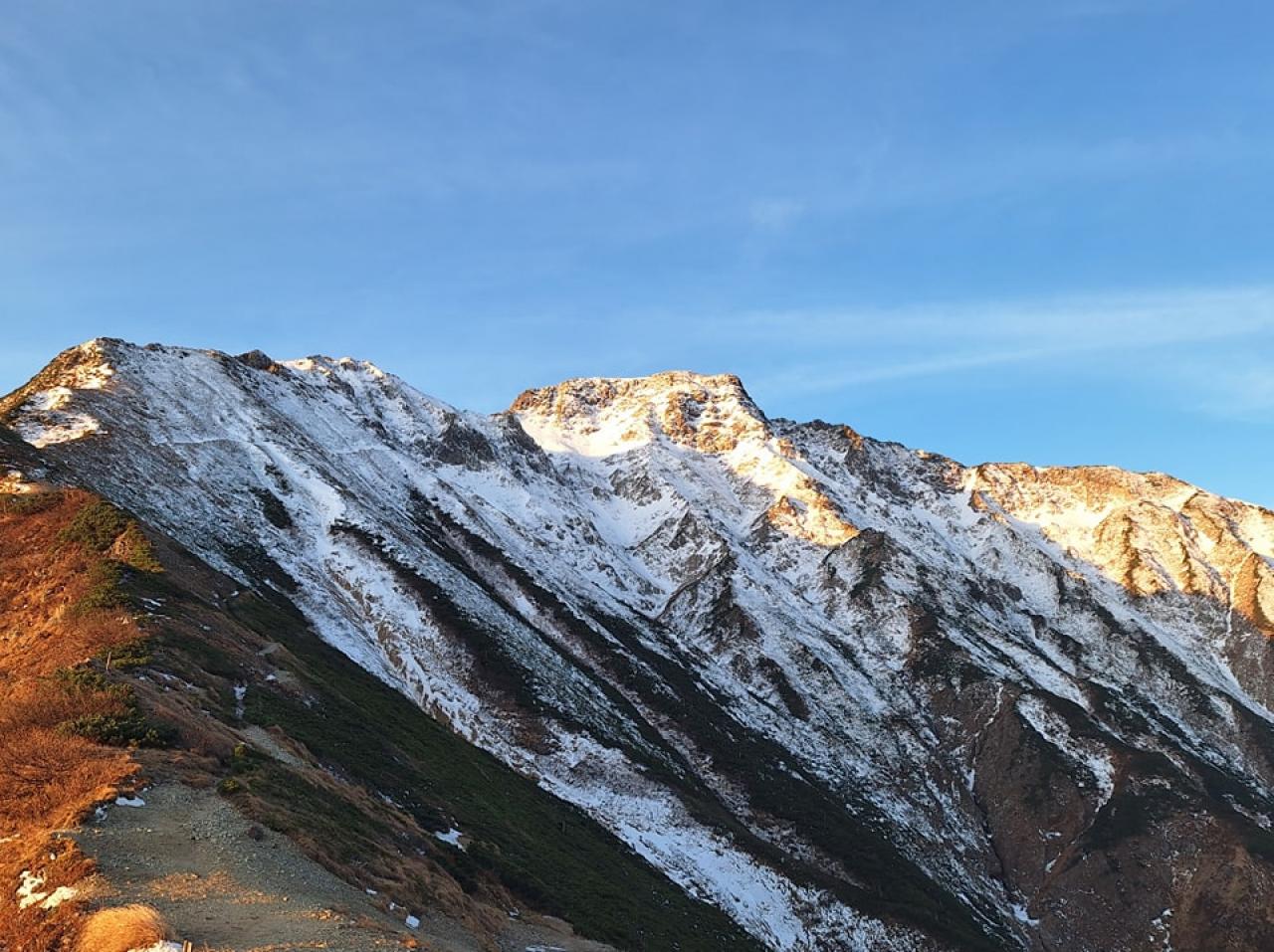 今朝の五竜岳。岩場には凍結や積雪があります。小屋営業は10/21迄。明日以降天気下り坂。小屋営業日としては最後の青空になりそうです