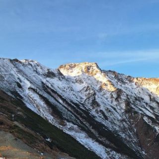 今朝の五竜岳。岩場には凍結や積雪があります。小屋営業は10/21迄。明日以降天気下り坂。小屋営業日としては最後の青空になりそうです