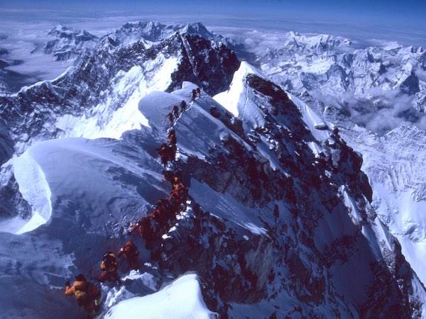 公募隊で込み合うヒラリー・ステップ付近のエベレスト。背景はローツェ（村口徳行撮影）