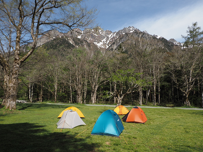 朝の徳沢キャンプ場から明神岳と前穂高岳を望む