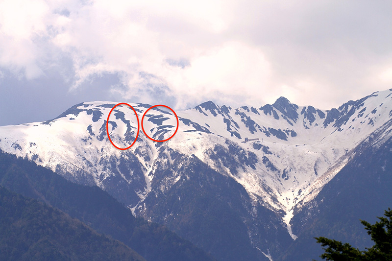中央アルプス宝剣岳の有名な雪形。右の円が島田娘、左が種まき爺（盆踊り娘）