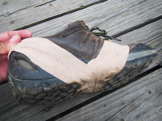 実はよくある登山靴のトラブル 登山ガイドに教わる 靴底剥がれの対処法 役立つグッズ Yamaya ヤマケイオンライン 山と渓谷社
