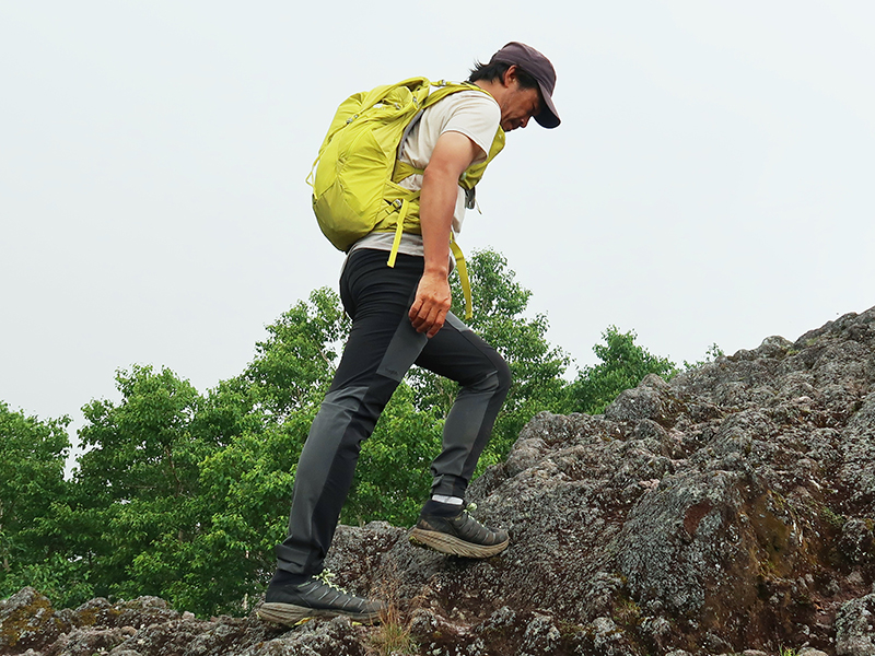 生地の組み合わせで 丈夫さと伸縮性を兼ね備えた最新トレッキングパンツを 北海道 恵庭岳で試す Yamaya ヤマケイオンライン 山と渓谷社