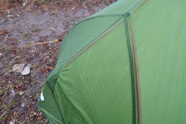 快適性を重視したモンベルの最新テント「ルナドーム2型」を、仙ノ倉山 