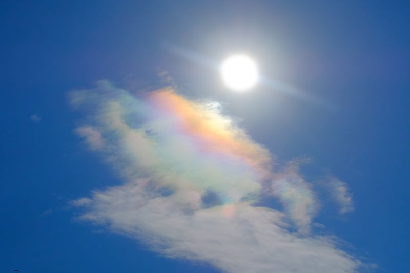 現れたら改元 虹色に輝く伝説の雲 彩雲 Yamaya ヤマケイオンライン 山と渓谷社