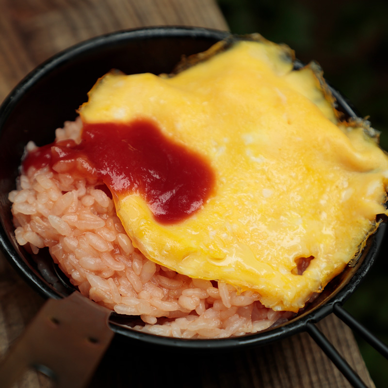 炊飯しながら半熟卵も仕上げる オムライス 簡単シェラカップレシピ Yamaya ヤマケイオンライン 山と渓谷社