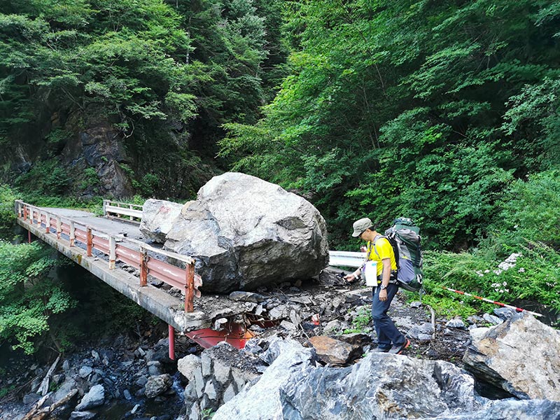 直径3ｍくらいの巨岩が橋の上に乗った状態