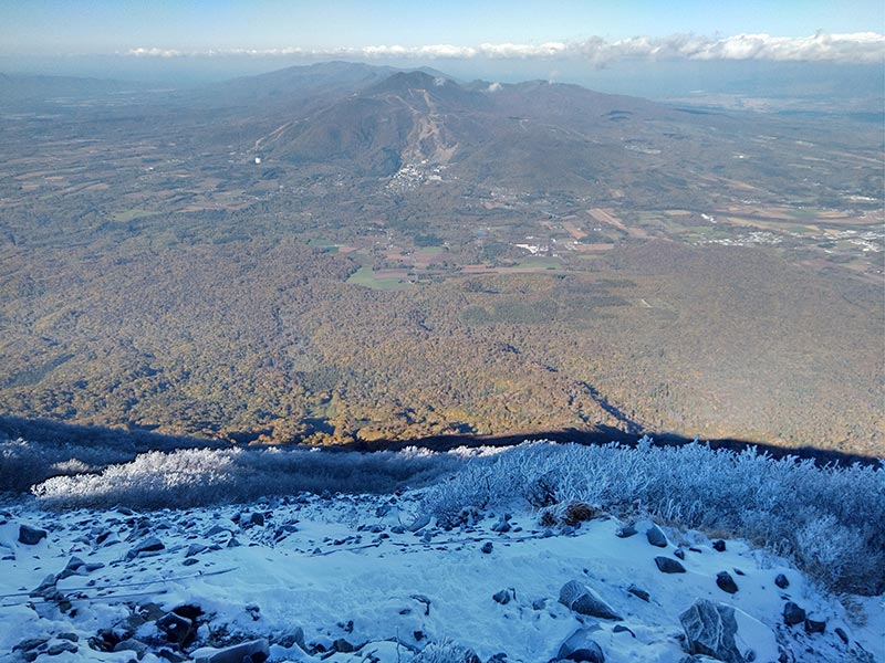 羊蹄山の山上は雪、麓は紅葉