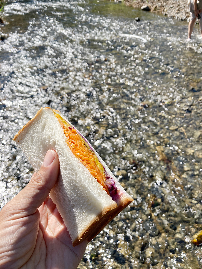 川に浸かりながらいただくオリジナルの朝食サンドイッチは最高！