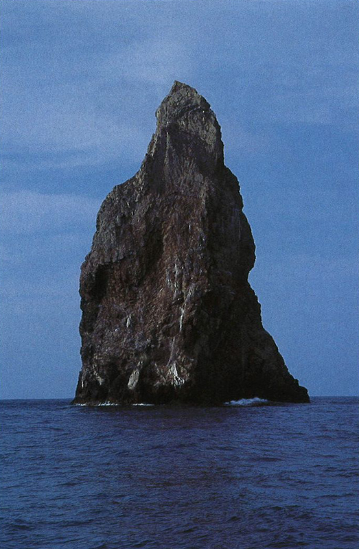 藤原一孝。2003年4月、伊豆諸島沖に屹立する奇岩、孀婦岩に登頂