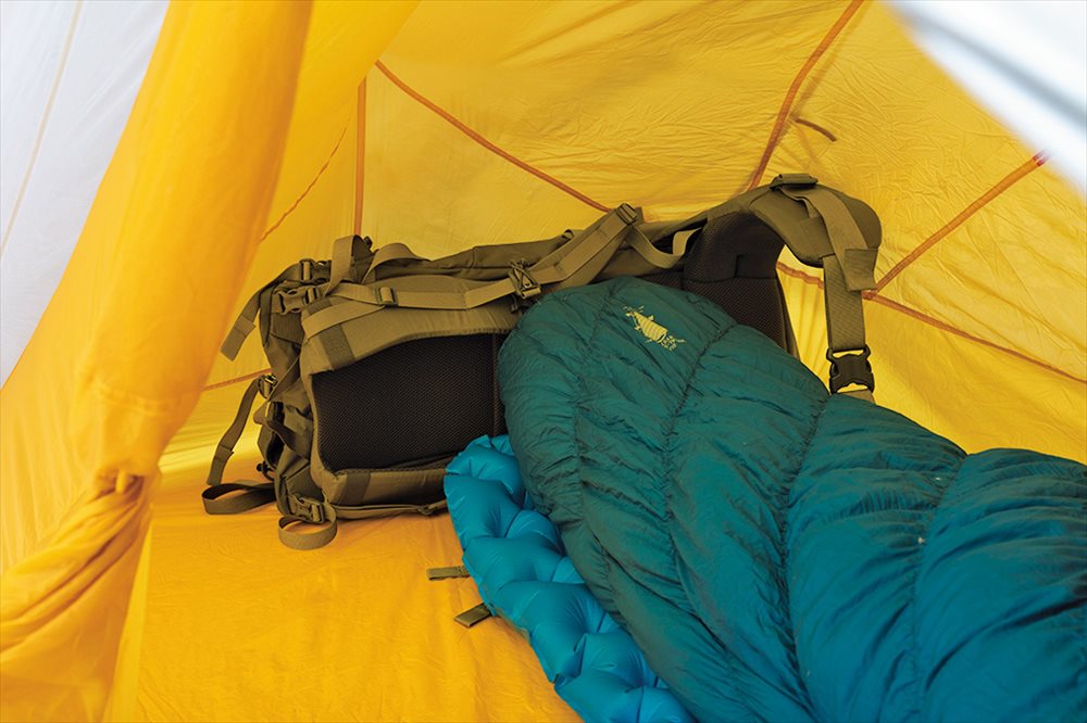 快適なテント生活には内部のレイアウトも重要 テント泊登山の基本テクニック Yamaya ヤマケイオンライン 山と渓谷社