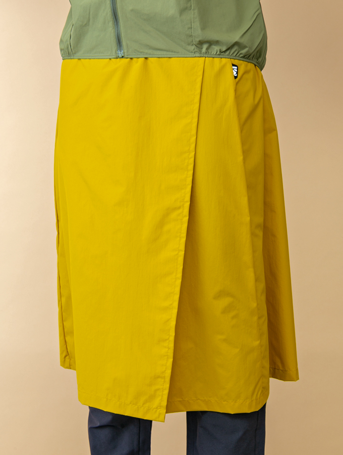 レインパンツを脱ぎ着しない、簡易的な雨対策に便利！ 撥水・防水性のある山スカートに注目 YAMAYA - ヤマケイオンライン / 山と渓谷社