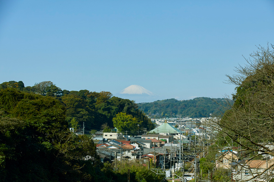 登山口から少し進むと、JR横須賀線の線路を見下ろす場所から富士山が見える