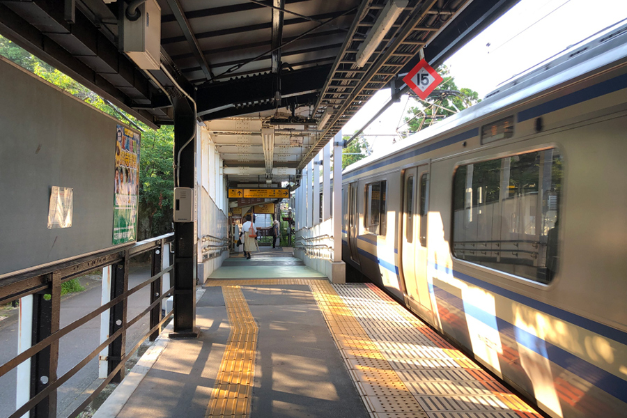 スタート地点のJR北鎌倉駅。下りホームから渡り登りホーム側の改札を出る