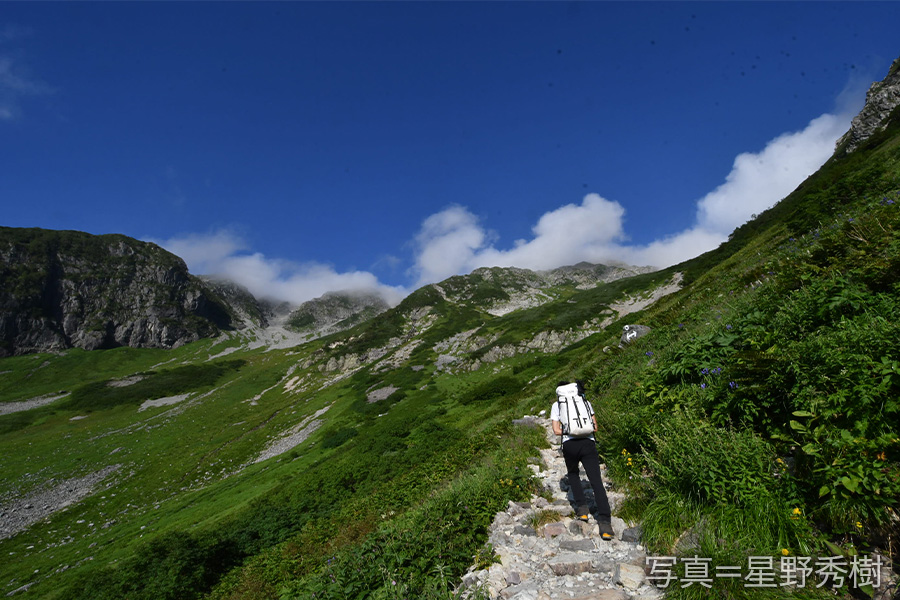 夏山登山を快適に！ 酷暑を乗り切る高機能ウェア10選 - 山と溪谷オンライン