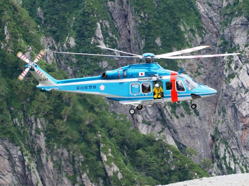 ヘリコプターで遭難者の救助へ向かう富山県警察山岳警備隊