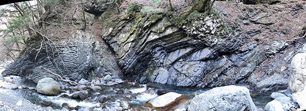 茶臼岳登山道の3号橋の先、河原に降りた少し先にある右岸の褶曲の露岩