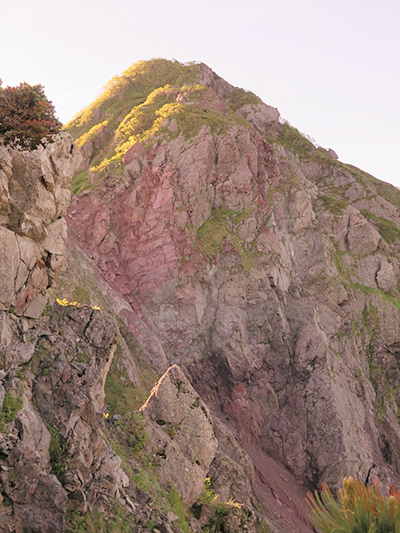 聖兎のコルで観察できる赤色チャートの露岩