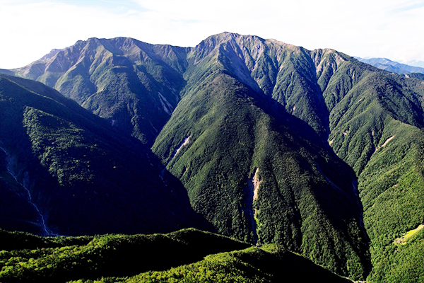 荒川三山の中岳（左）と悪沢岳（右）間には、氷河の痕跡である3つのカール地形を確認できる