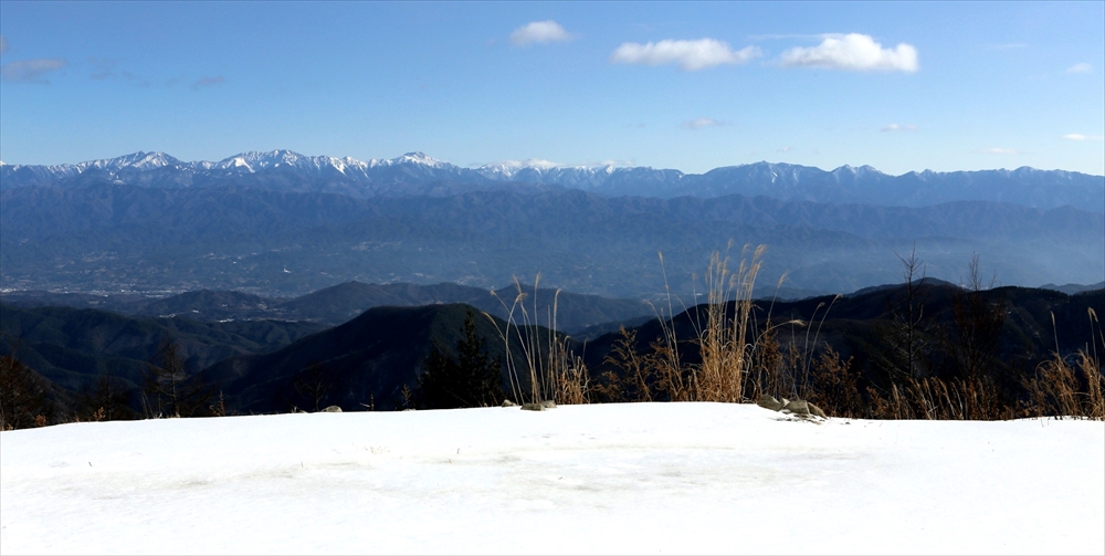 左の荒川岳から光岳、右は深南部・中ノ尾根山までの大パノラマ（12月）