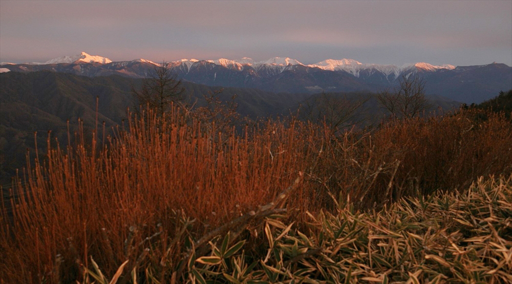 塩見岳から兎岳、そして右に奥茶臼山までの展望（12月）