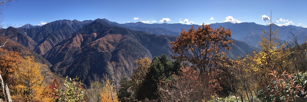 荒川岳から大沢岳を経て光岳、さらに深南部の中ノ尾根山まで見える（11月）