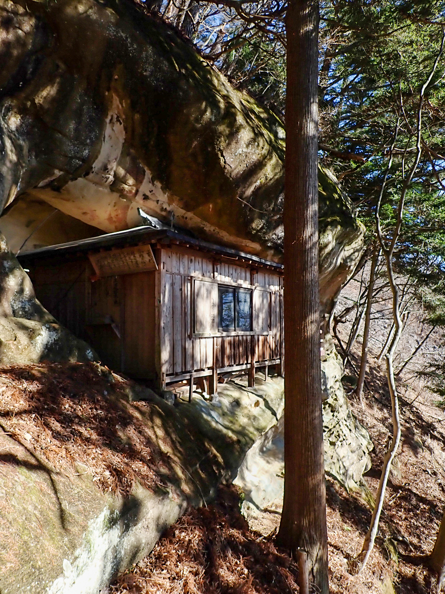 岩窟にへばりつくように建てられた岩屋神社