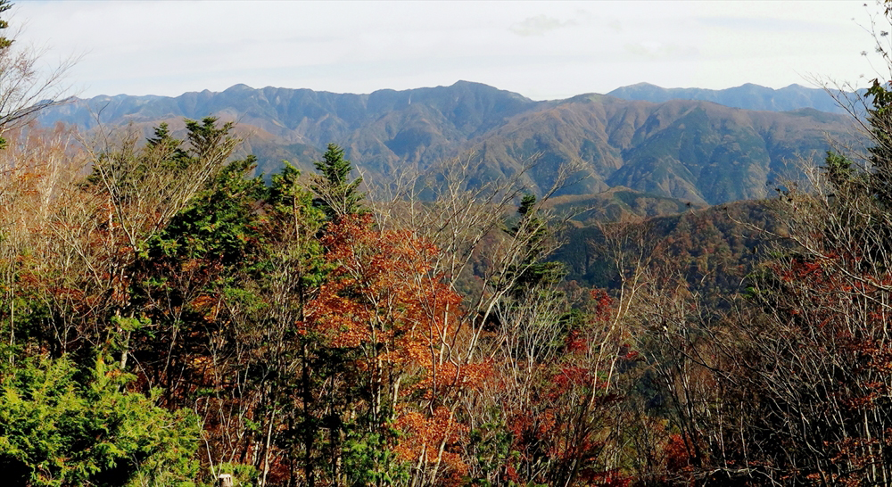 加加森山から丸盆岳までの深南部が見えている（11月）