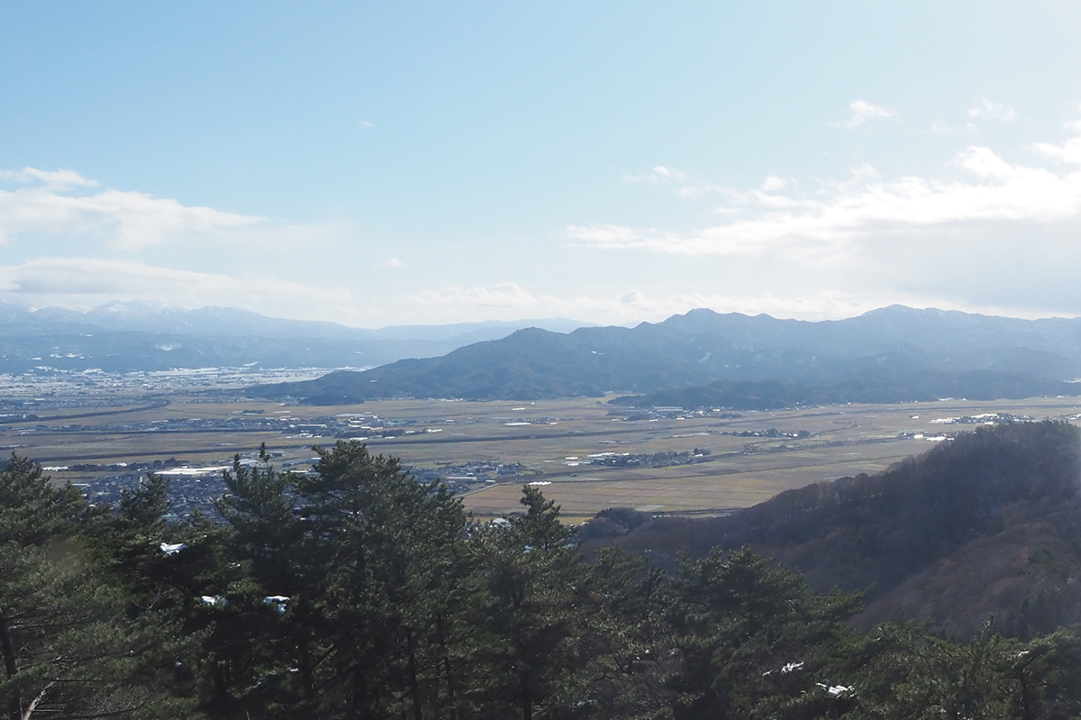 左奥は月山と湯殿山方面。手前左から金峯山、母狩山、湯ノ沢岳