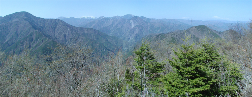 左に前黒法師岳、その奥に光岳から聖岳。大無間山と右に富士山（4月）