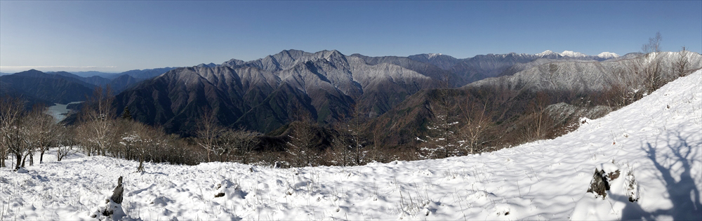 左下に井川湖、中央に大無間山、右は光岳から赤石岳（11月）