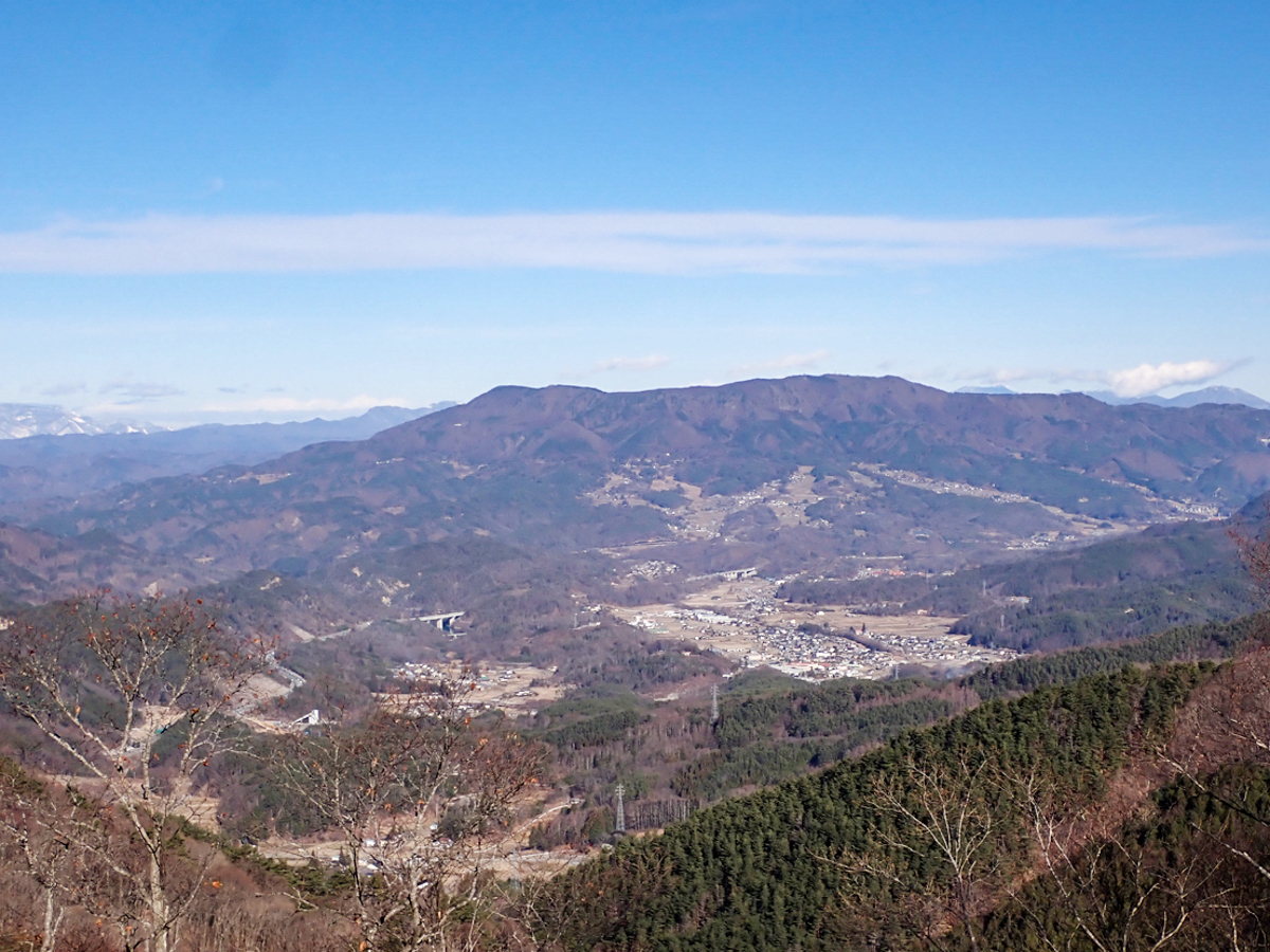 山頂から、聖山と筑北の谷の展望