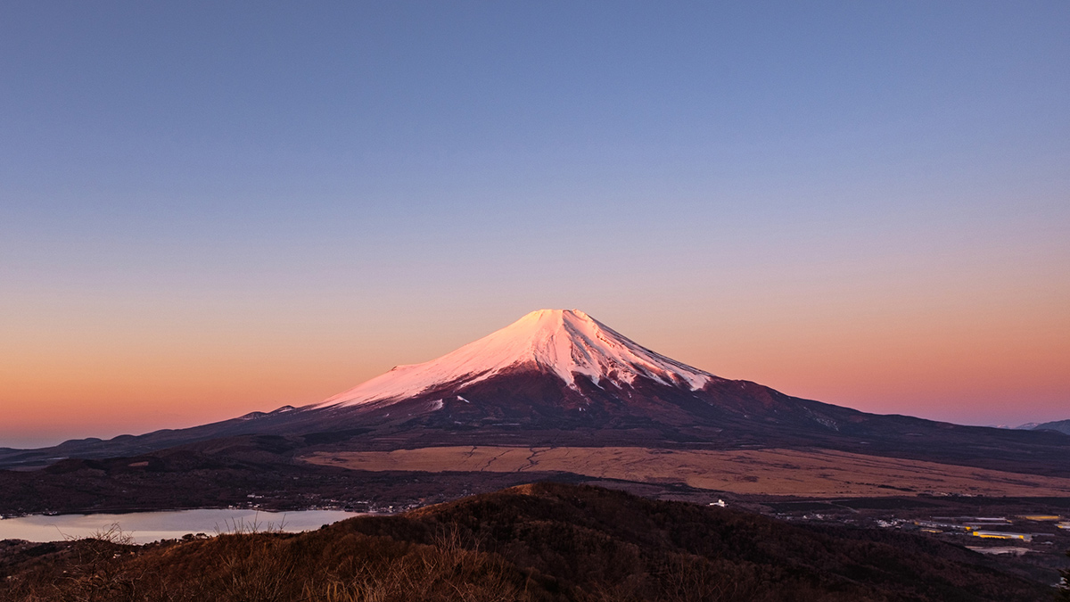 冠雪した富士山は見る人を魅了する