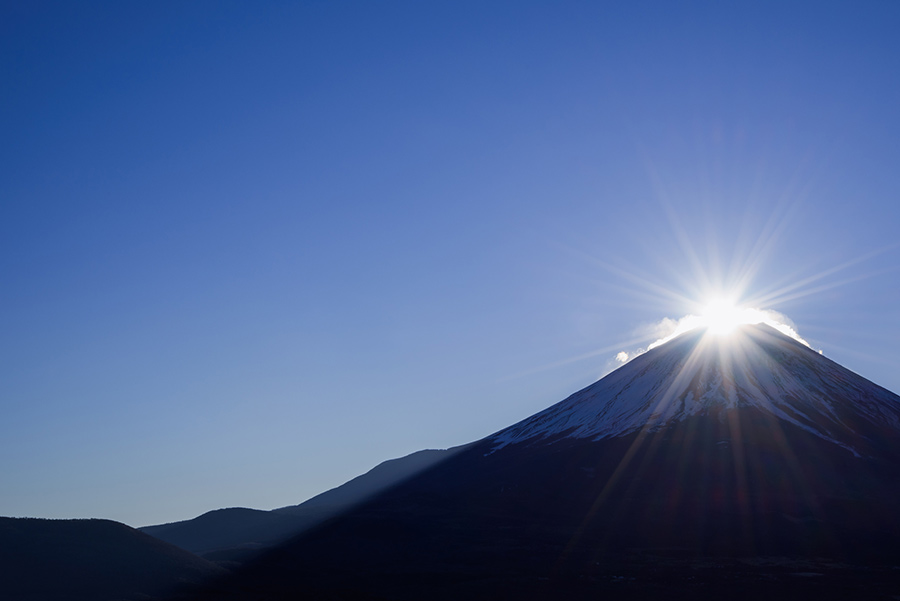 山頂から眺めるダイヤモンド富士
