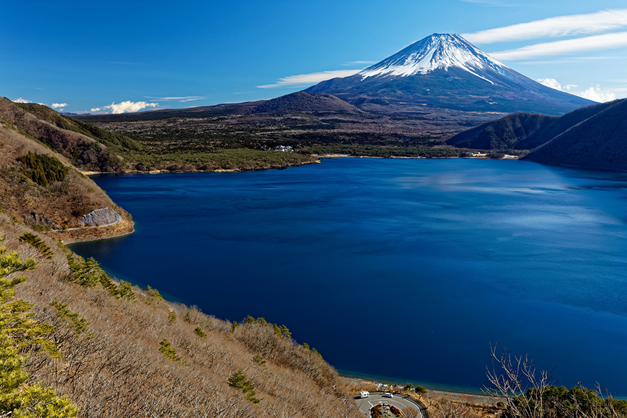 中之倉峠方面へ足を延ばせば本栖湖と富士山の景観が美しい