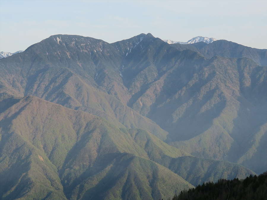 七面山南の希望峰から見た布引山（左）と双耳峰の笊ヶ岳。奥に悪沢岳が見える