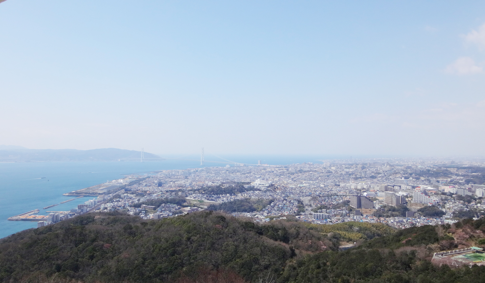 須磨山上遊園の梅林から明石海峡が一望できる
