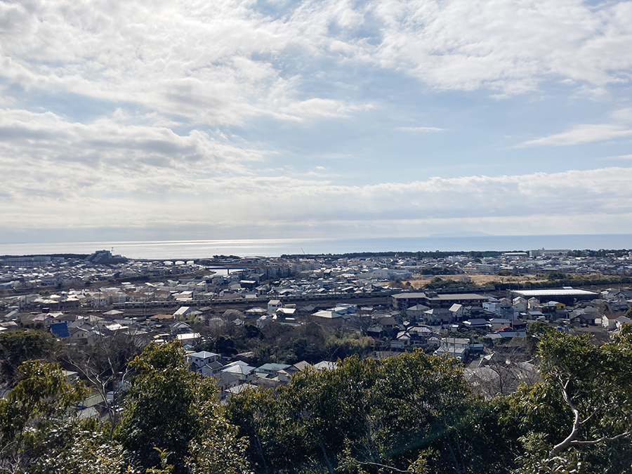 生涯学習館経由の道からの見晴らし。手前は東海道本線、輝く海の右奥にうっすらと伊豆大島