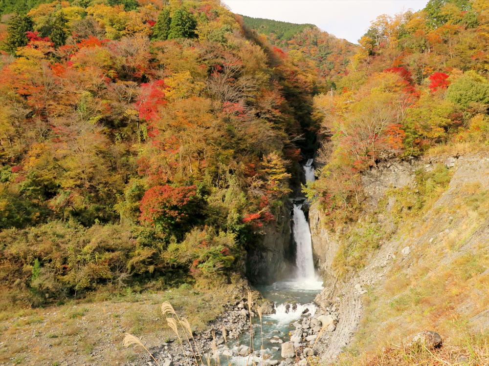 紅葉に包まれる赤水の滝