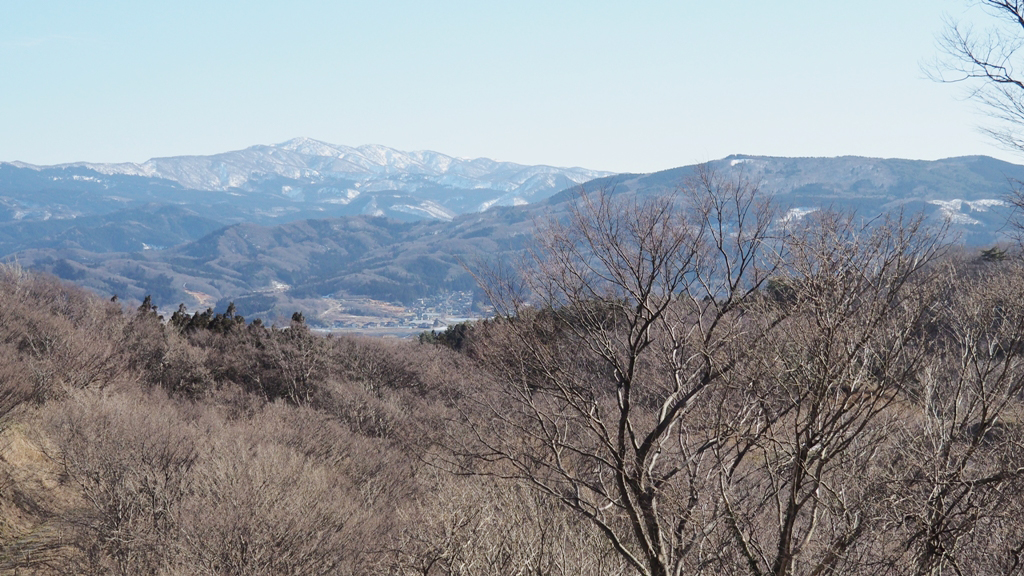 湯ノ沢岳（左）、熊野長峰（右）を望む