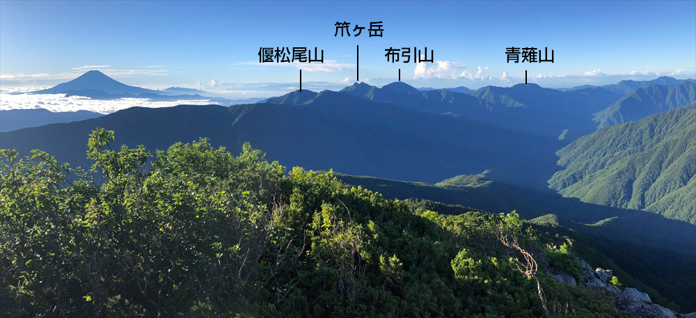 千枚岳直下の尾根の肩から見た、白峰南嶺の中南部の山々と富士山