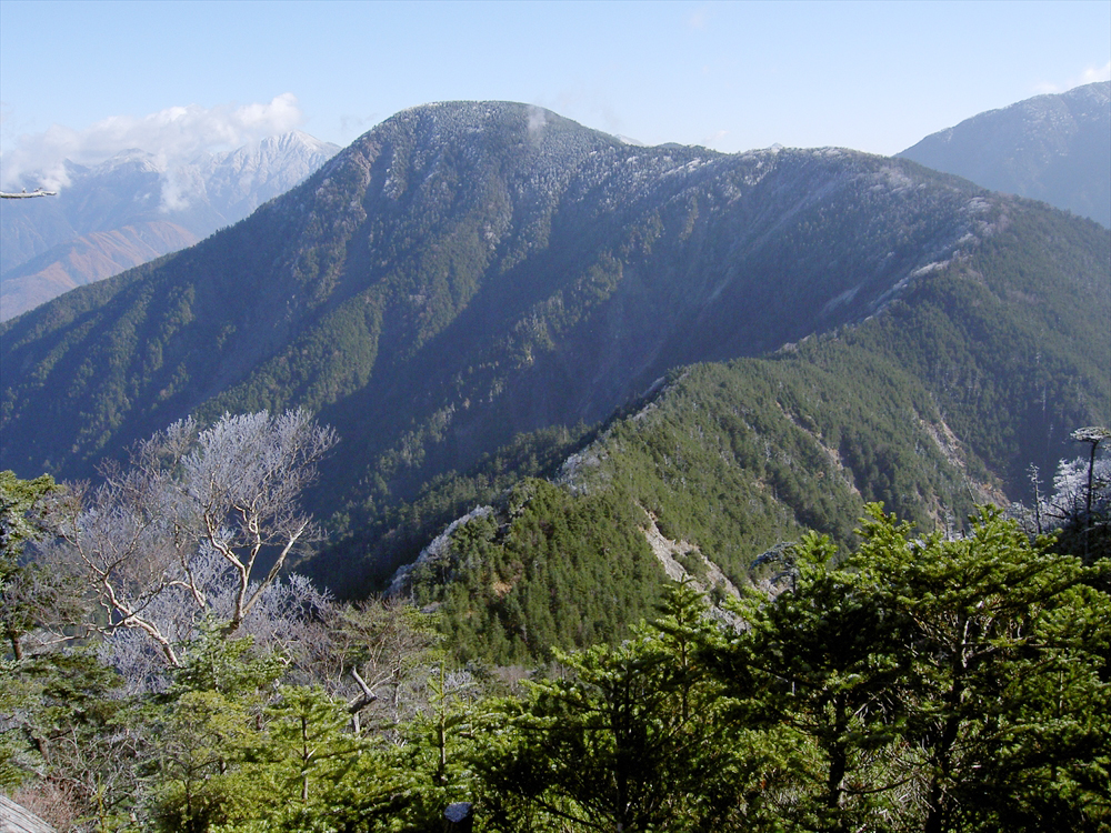 池口岳山頂直下より見た加加森山