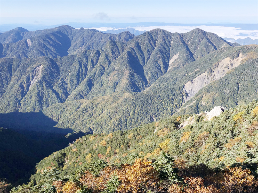 光岳山頂部から光石の向こうに見る、池口岳（右）から中ノ尾根山への稜線