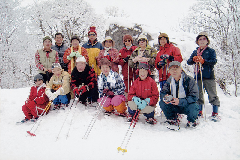 雪が積もった冬の臥龍山で開催した自然観察会。会のメンバーと参加者で記念撮影