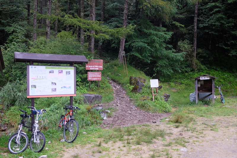 三伏峠への登山口。ここまでバスが入る。最近は手前の越路（鳥倉林道ゲート）からの自転車利用が多い
