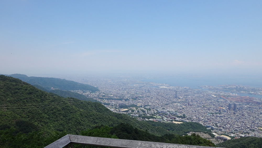 掬星台の眺望。神戸から芦屋・西宮、大阪湾周辺の街並みが一望